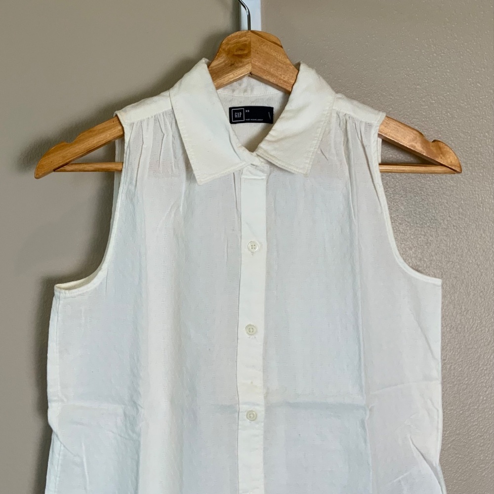 GAP Sleeveless Textured Collared Button Down Shir… - image 5